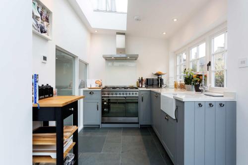 Una cocina o kitchenette en Veeve - Clean Slate