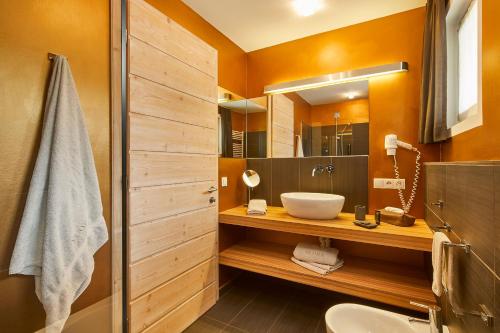 a bathroom with a sink and a mirror at Chalet Mi Amur in La Villa