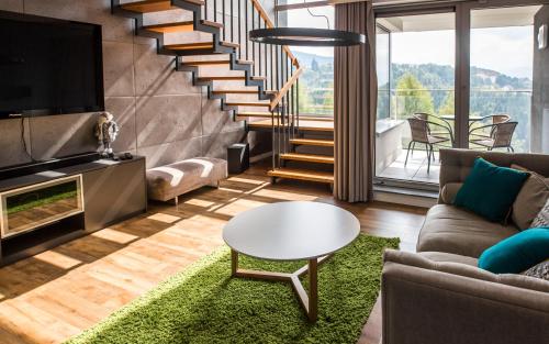 sala de estar con sofá, mesa y TV en ApartView Premium by Rent like home, en Wisła