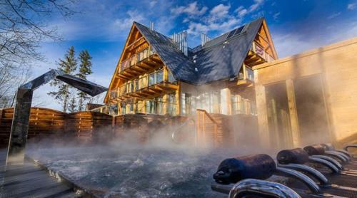 un bâtiment avec beaucoup d'eau devant lui dans l'établissement Apartamenty pod Giewontem SPA, à Zakopane