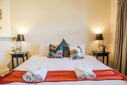 1 dormitorio con 1 cama con toallas en Mataro Cottage en Tanunda
