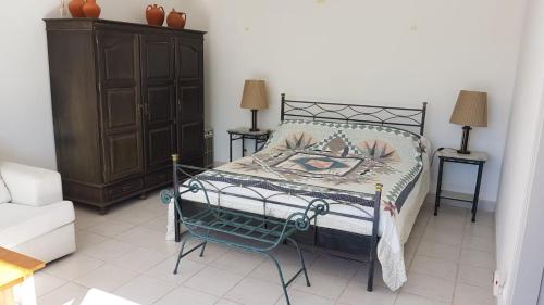 1 dormitorio con 1 cama, armario y silla en Água Rocha, en Serra de Mangues