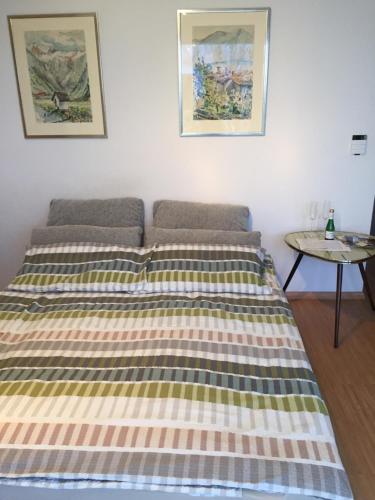 Bett in einem Zimmer mit Tagesdecke in der Unterkunft Chez Pio in Murten