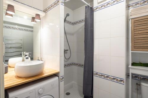 une salle de bain avec un lavabo et une douche dans l'établissement Nelson by Cocoonr, à Nantes