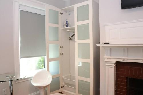 ブルックラインにあるA Stylish Stay w/ a Queen Bed, Heated Floors.. #29の暖炉の横に本棚がある部屋