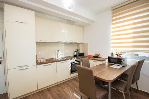 Una cocina o zona de cocina en Celebrity Style Lux Apartment