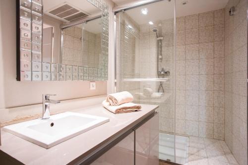 une salle de bain avec un lavabo et une douche dans l'établissement 24 Août Sucquet, à Cannes