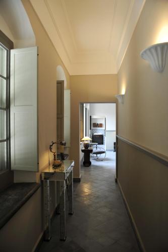 a room with a hallway with a table and a room with a table at Hotel L'Iglesia in El Jadida