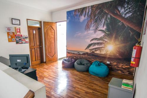 una oficina con una habitación con un mural de playa en Dragonfly Hostels Miraflores, en Lima