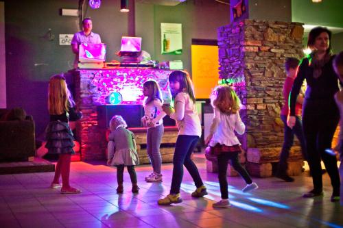 grupa dzieci stojących na parkiecie tanecznym w pokoju w obiekcie Wierchomla Ski & Spa Resort w mieście Piwniczna