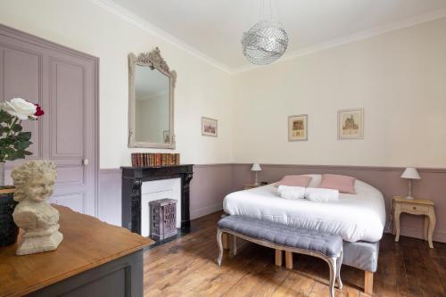 - une chambre avec un lit, une cheminée et un miroir dans l'établissement BLUE LAGOON by Cocoonr, à Rennes