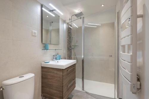 une salle de bain avec toilettes, lavabo et douche dans l'établissement BLUE LAGOON by Cocoonr, à Rennes