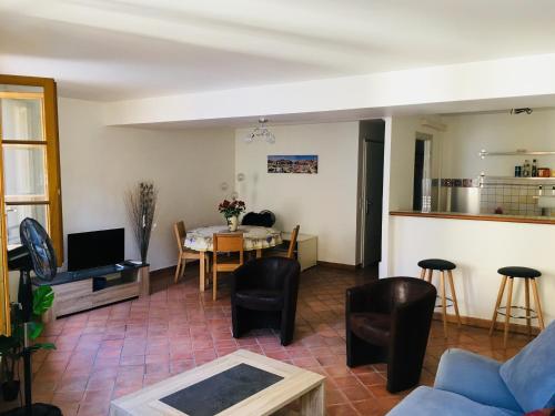 un salon avec un canapé et une table dans l'établissement Appartement coeur du vieux Nice, à Nice