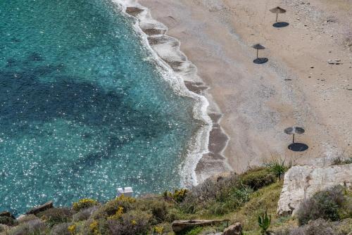 an overhead view of a beach with umbrellas at Under Royal Oaks in Péra Meriá