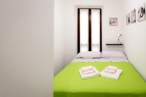 A bed or beds in a room at Daniel House