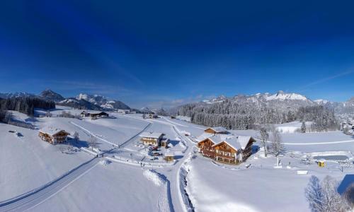 uma vista aérea de um resort na neve em Feriengut Unterhochstätt em Schwendt