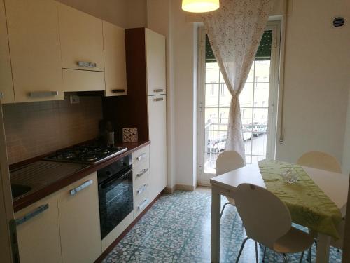 A kitchen or kitchenette at Appartamento Lorenzo Noto
