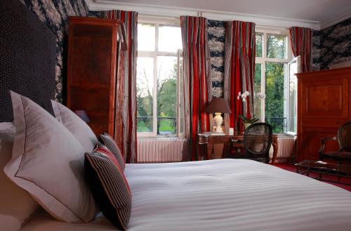 um quarto com uma cama grande e uma janela em Château d'Adomenil em Rehainviller