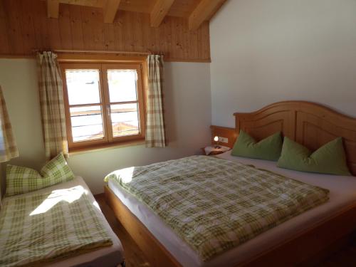 1 dormitorio con cama y ventana en Ferienwohnung Bolsterlang, en Bolsterlang
