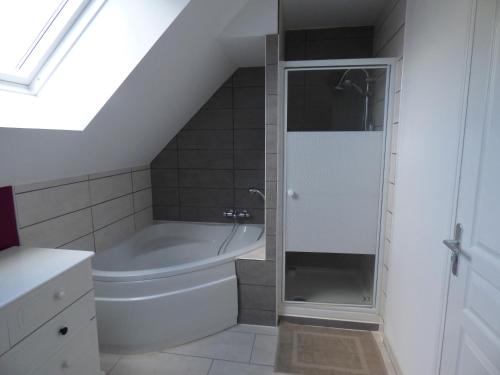 Photo de la galerie de l'établissement Chambre familiale proche Mont St Michel, à Juilley