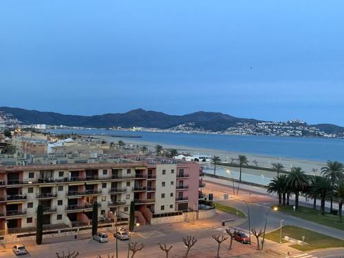 a view of a beach and a building and the ocean at Apartamento 1ª Linea de Mar -WIFI- Aire Acondicionado in Empuriabrava