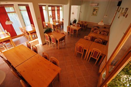 an overhead view of a restaurant with tables and chairs at Plitvicka Vrela in Grabovac