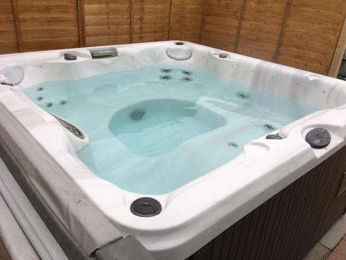 Gallery image of Sunset Retreat Lodge with Hot Tub in Carsethorn