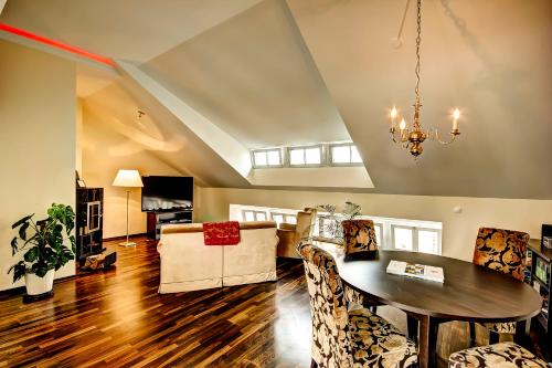 a living room with a table and chairs at Hotel Suitess in Dresden
