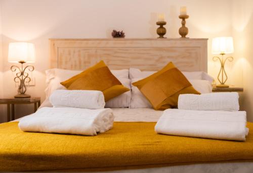 ein weißes Bett mit zwei Kissen darüber in der Unterkunft La Judería del Buen Viaje in Sevilla