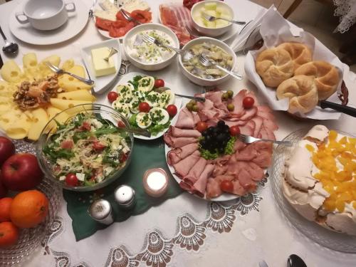 een tafel vol met allerlei verschillende soorten eten bij Klif Spa in Jarosławiec