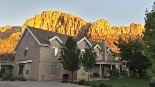 een huis met een berg op de achtergrond bij Novel House Inn at Zion in Springdale