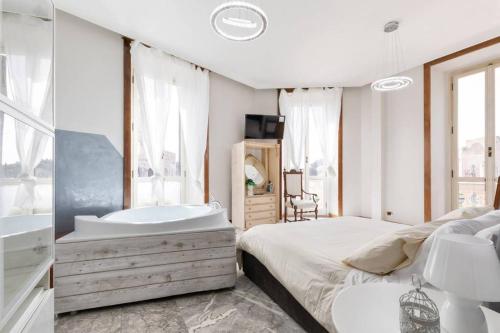 bagno con vasca, letto e lavandino di View Colosseo From Jacuzzi a Roma