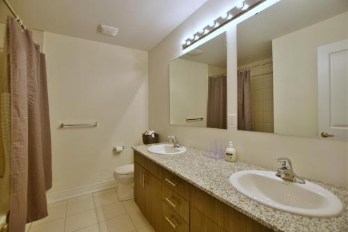 Gallery image of New Blue Mountain Village Snowbridge Executive Townhome Sleeps 10 with Outdoor Pool and Shuttle in Nottawa