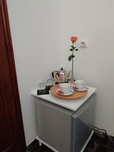 uma mesa com duas chávenas e um vaso sobre ela em b&b Florence Cathedral em Florença