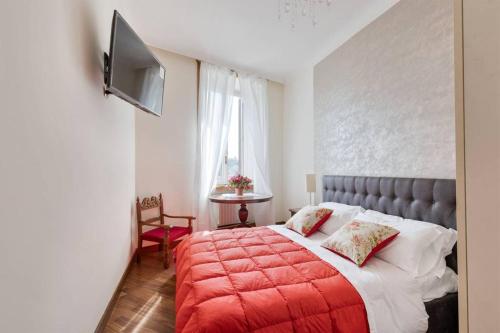 Gallery image of jacuzzi in front of the colosseum in Rome