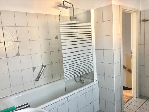 een badkamer met een douche en een wastafel bij Apartment Lopa in Rust