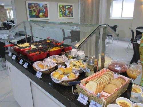 ein Buffet mit vielen verschiedenen Speisen auf einem Tisch in der Unterkunft Hotel Maysa Caruaru in Caruaru