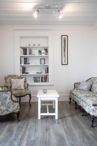 a living room with two couches and a coffee table at Auberge Seigneurie des Monts in Sainte-Anne-des-Monts