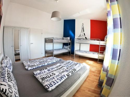 Двухъярусная кровать или двухъярусные кровати в номере Apartment Lopa