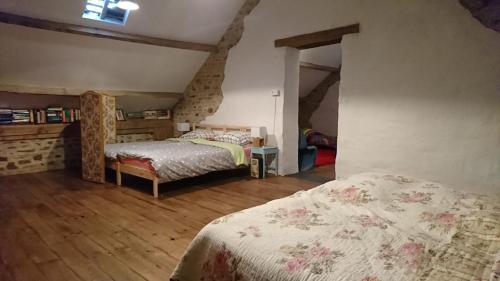 Ένα ή περισσότερα κρεβάτια σε δωμάτιο στο Gite Rouge and la Ferme Blanche