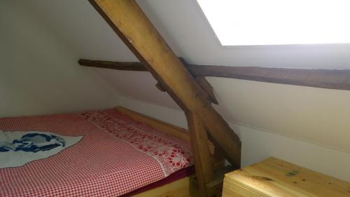 a small room with a bunk bed in a attic at Gite Rouge and la Ferme Blanche in MÃ©nil-Vin