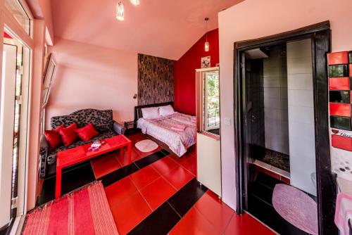 uma sala de estar vermelha com um sofá e uma janela em VIP Red Love house for 2 em Shilagalyay