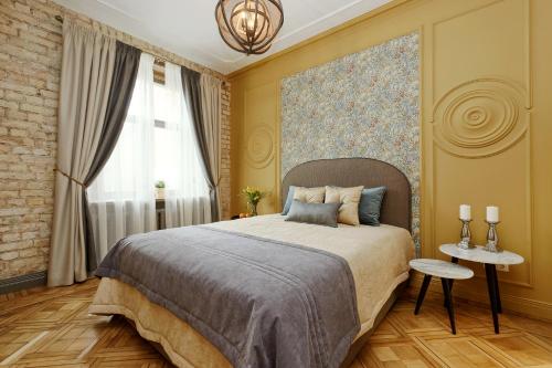 une chambre avec un lit et une grande fenêtre dans l'établissement Dzirnavu Residense, à Riga