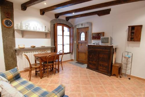 cocina y sala de estar con mesa y sillas en Apartamentos Sorripas 1 hab, en Bielsa