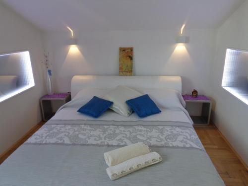 En eller flere senge i et værelse på Villa Ana