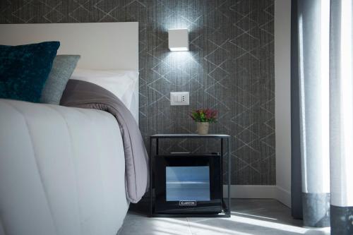 a bedroom with a bed and a tv on a side table at LECENTRE 174 in Salerno