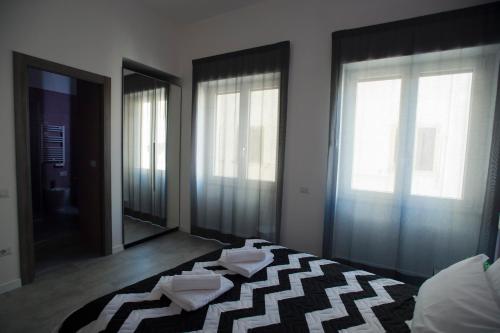 a bedroom with a bed and a large mirror at LECENTRE 174 in Salerno
