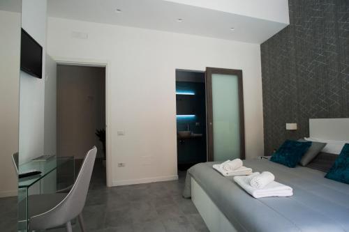 a bedroom with a bed with two towels on it at LECENTRE 174 in Salerno