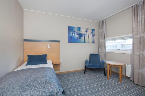 En eller flere senge i et værelse på Anker Hotel