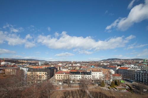 uma vista para uma cidade com edifícios e árvores em Anker Hotel em Oslo